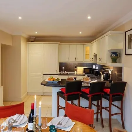 The Courtyard Queensborough Holiday home