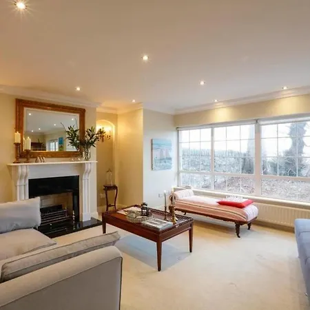 The Courtyard Queensborough Holiday home