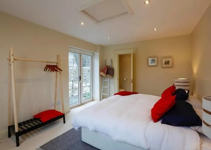 The Courtyard Queensborough בית נופש דרוגדה