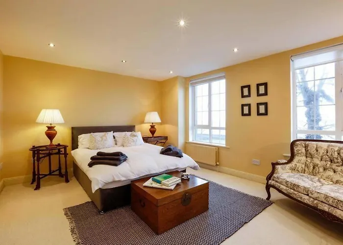 בית נופש The Courtyard Queensborough *