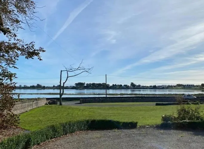 The Courtyard Queensborough בית נופש *