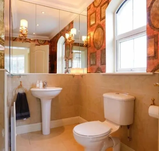 בית נופש The Courtyard Queensborough דרוגדה