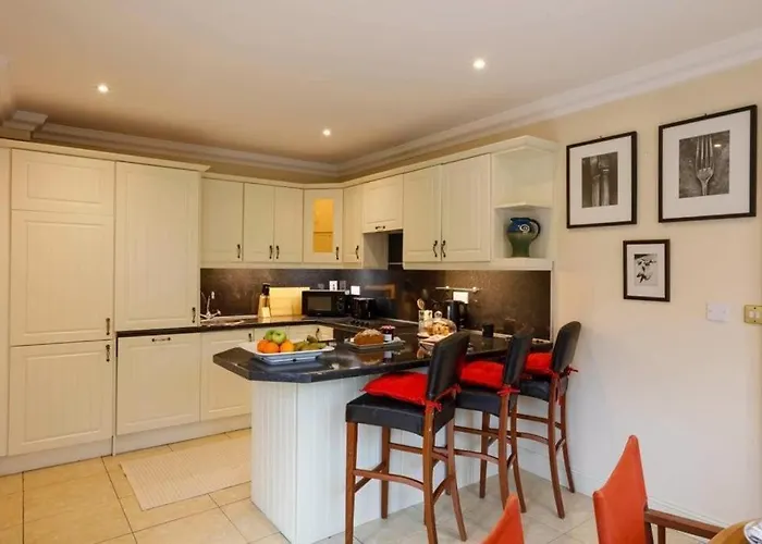 The Courtyard Queensborough בית נופש דרוגדה