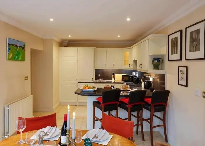 The Courtyard Queensborough בית נופש