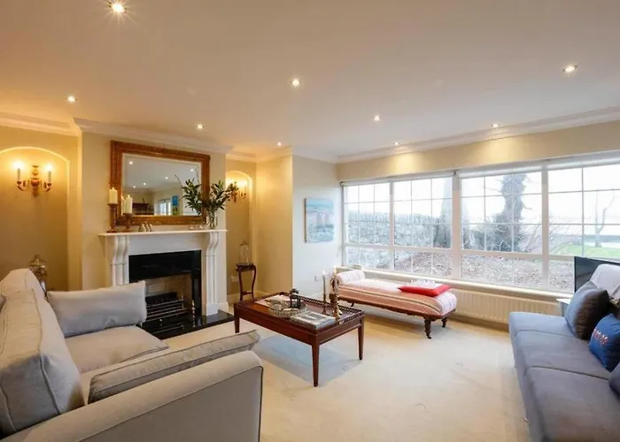 The Courtyard Queensborough בית נופש